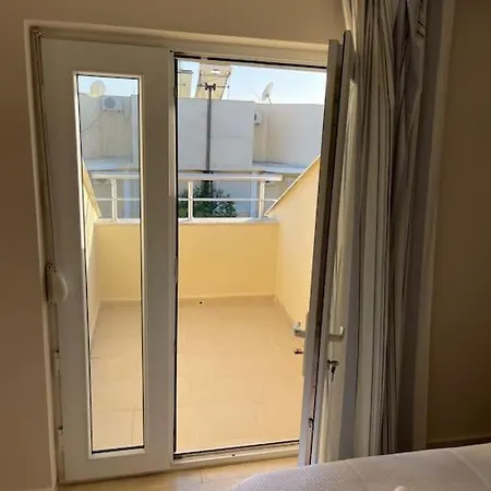 Excellent 3 Storey With A Swimming Pool *