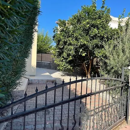 Excellent 3 Storey With A Swimming Pool