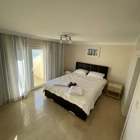 Excellent 3 Storey With A Swimming Pool *